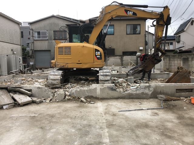 東京都大田区南六郷の軽量鉄骨造2階建て解体工事中の様子です。